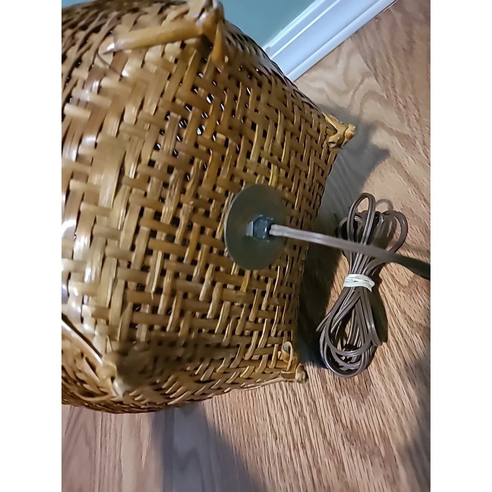 Mid Century Modern Vintage‎ Basket Weave Rattan Lamp Works Read Description